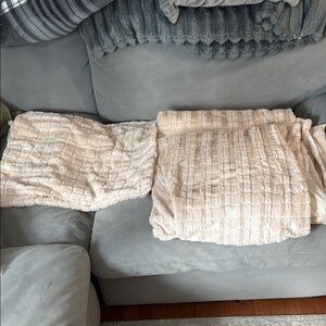 Queen size duvet cover with 2 pillow covers.